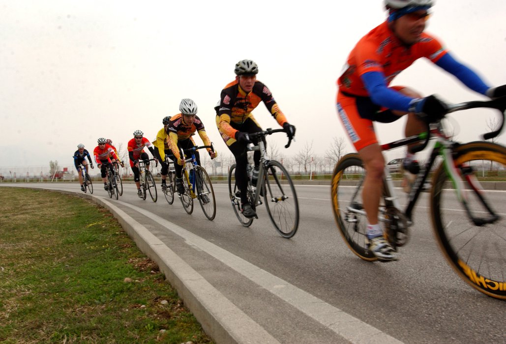 Military_cyclists_in_pace_line