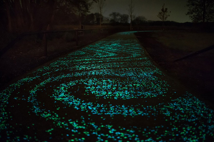 van-gogh-starry-night-glowing-bike-path-daan-roosengaarde-7