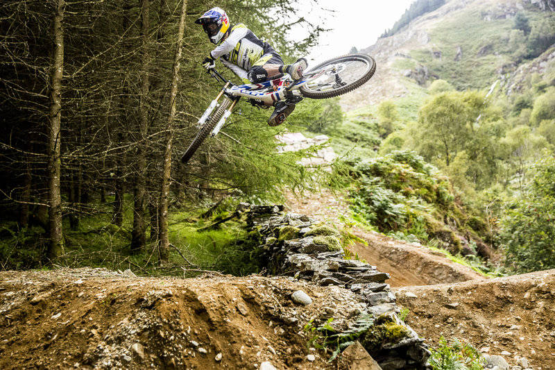 gee-atherton-qualifiers-red-bull-hardline-2015