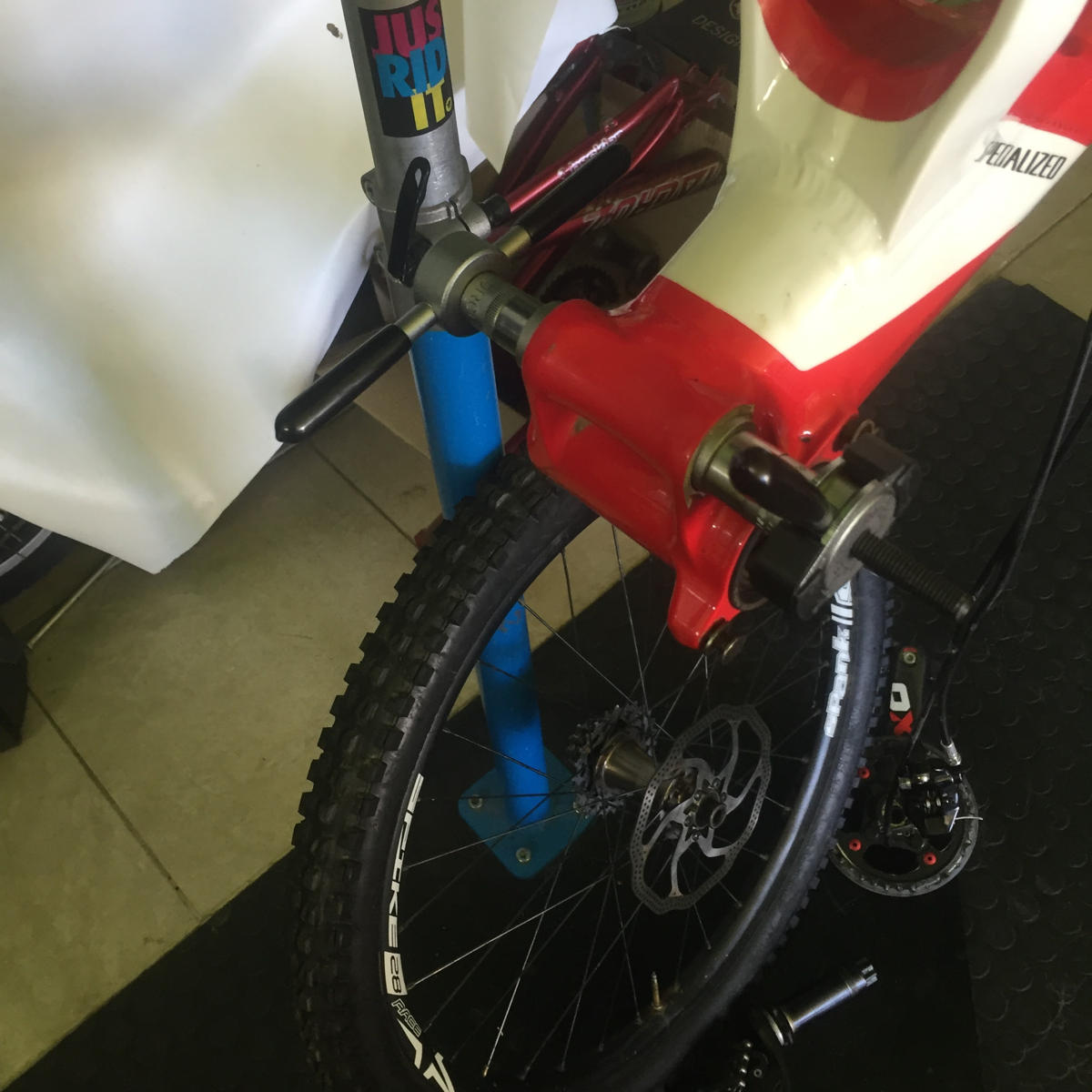 dim-bikes-workplace-installing-bearings