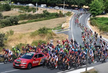peloton with cars