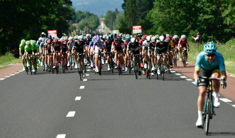 Critérium du Dauphiné road bike peloton